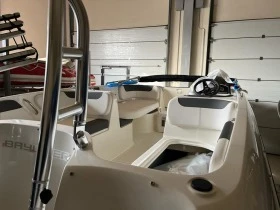 Моторна яхта Bayliner E18, снимка 4