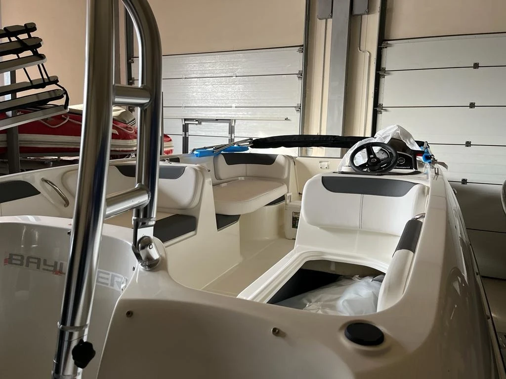 Моторна яхта Bayliner E18 - изображение 4