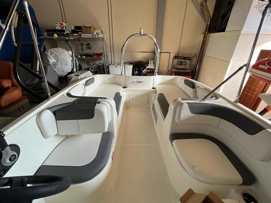 Моторна яхта Bayliner E18 - изображение 3