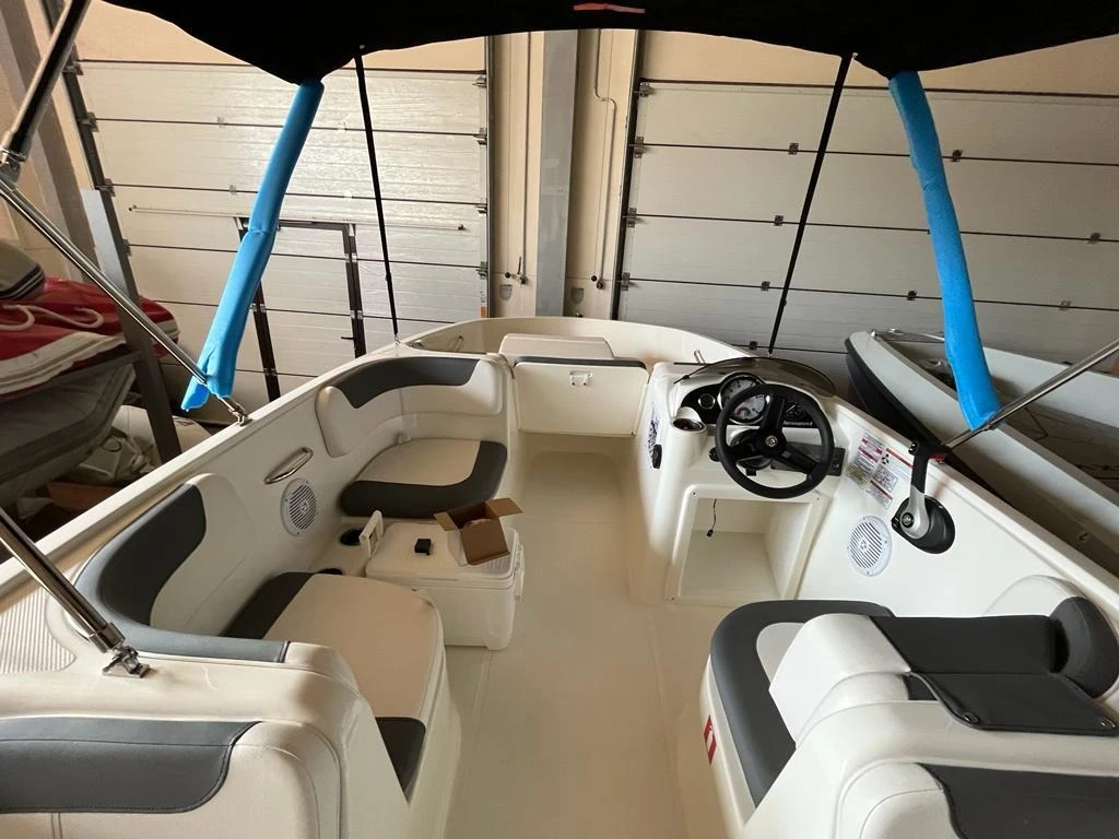 Моторна яхта Bayliner E18 - изображение 5