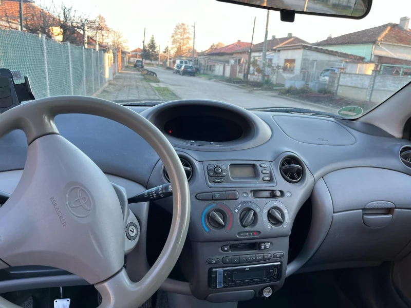 Toyota Yaris 1.0, снимка 9 - Автомобили и джипове - 48118181