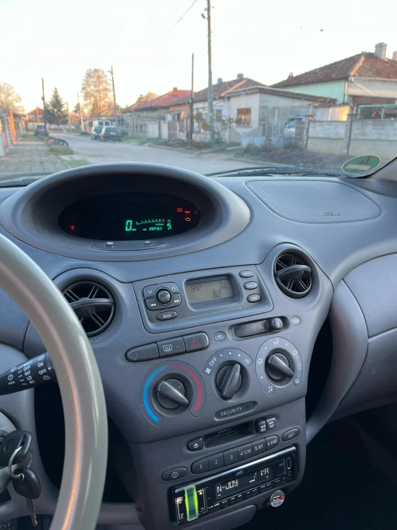 Toyota Yaris 1.0, снимка 8 - Автомобили и джипове - 48118181