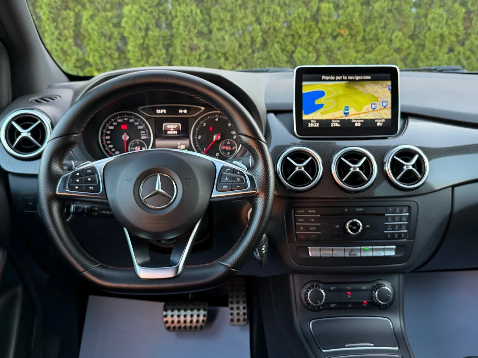 Mercedes-Benz B 180 AMG LINE | FACELIFT | NAVI | PANORAMA , снимка 12 - Автомобили и джипове - 54815172