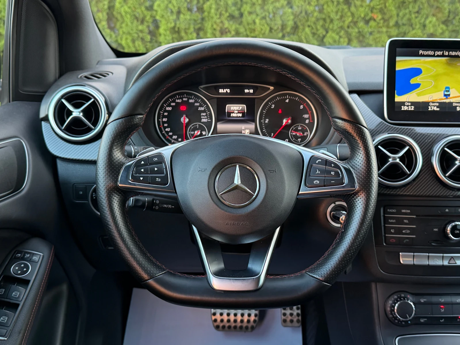 Mercedes-Benz B 180 AMG LINE | FACELIFT | NAVI | PANORAMA , снимка 13 - Автомобили и джипове - 54815172