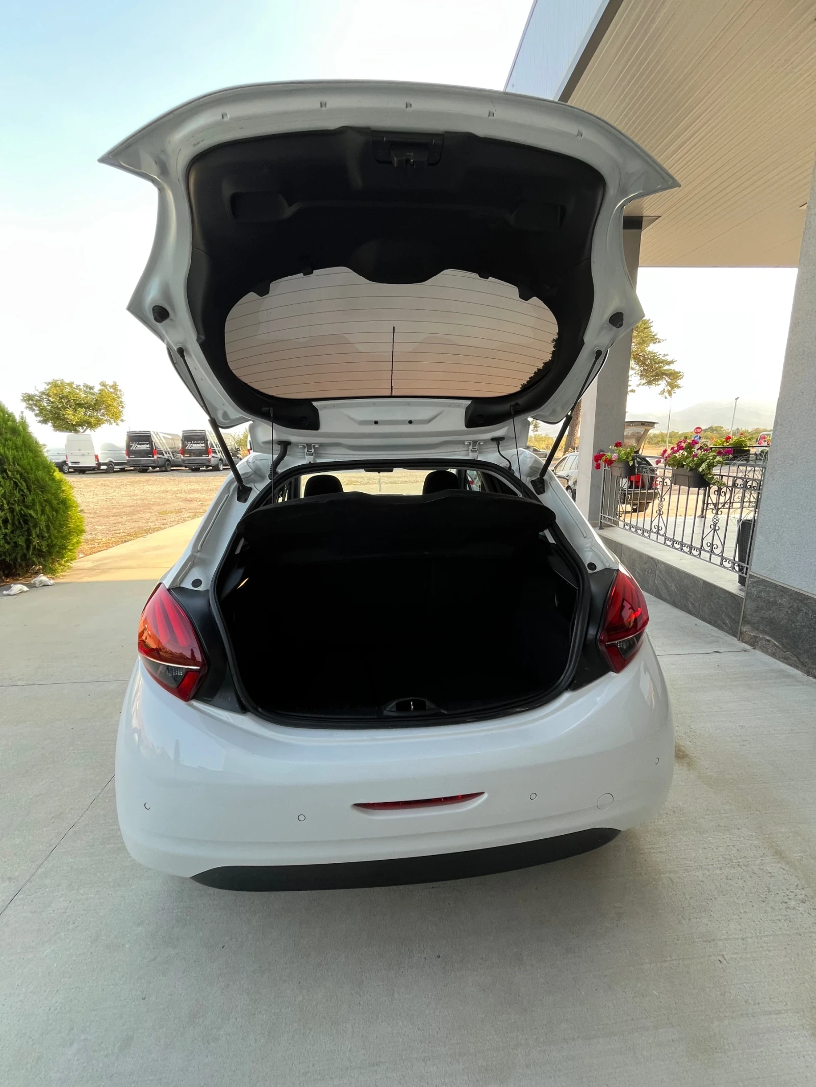 Peugeot 208 Ruro 6, снимка 15 - Автомобили и джипове - 56041843