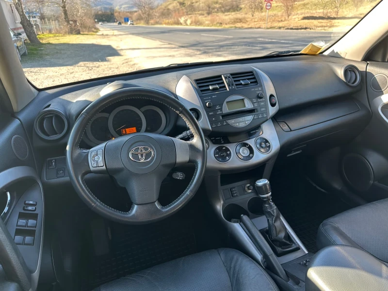 Toyota Rav4 2.2D-CAT 4x4 LUXURY/KEYLESS/KOJA, снимка 12 - Автомобили и джипове - 52885958