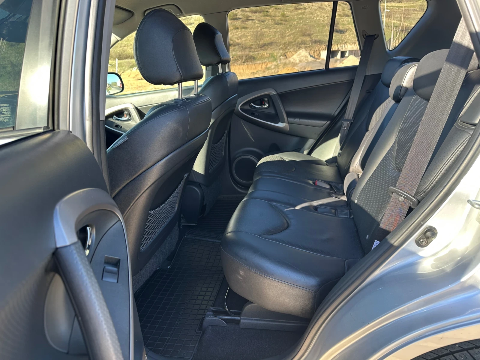 Toyota Rav4 2.2D-CAT 4x4 LUXURY/KEYLESS/KOJA - изображение 10