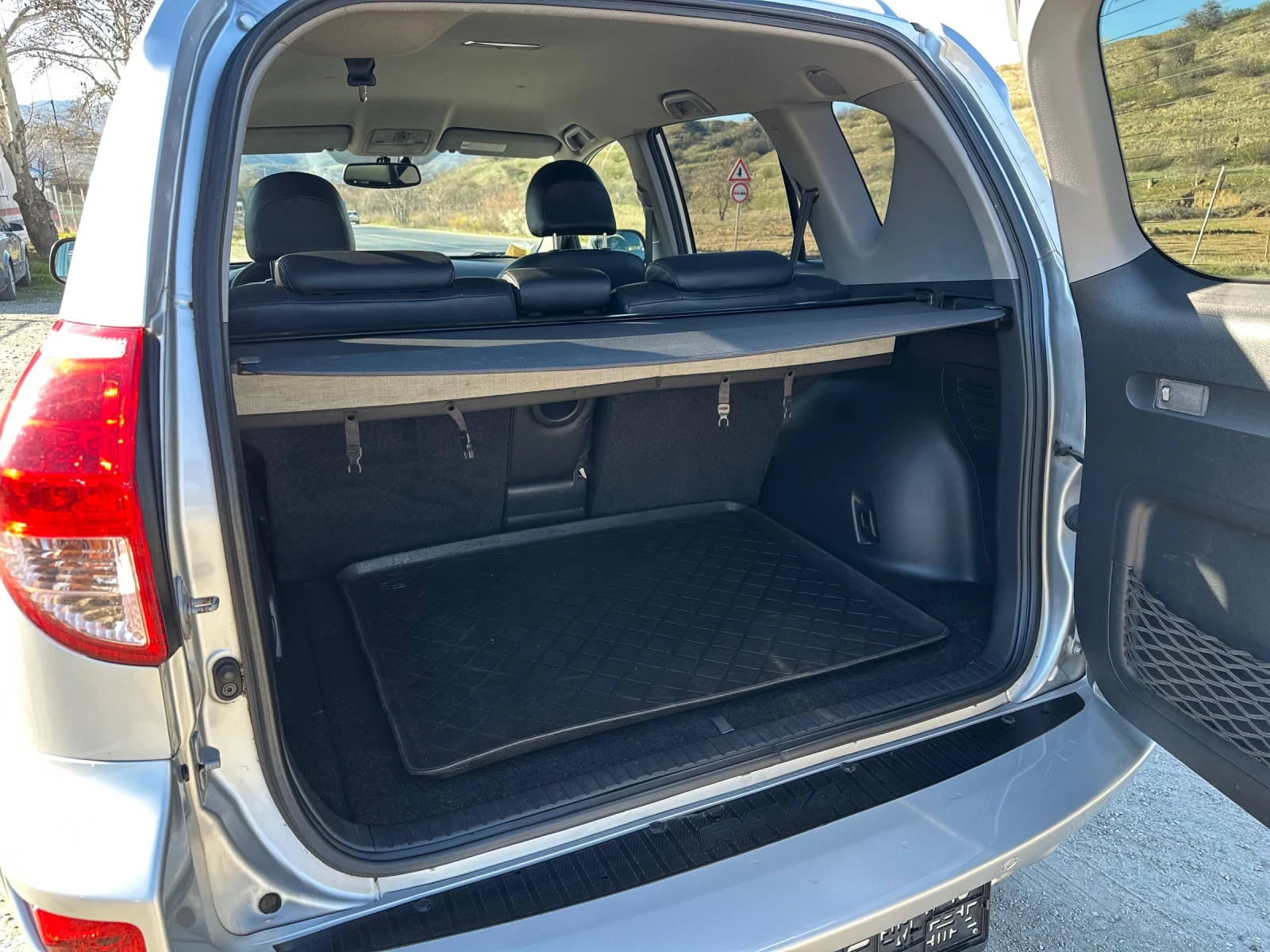 Toyota Rav4 2.2D-CAT 4x4 LUXURY/KEYLESS/KOJA - изображение 9