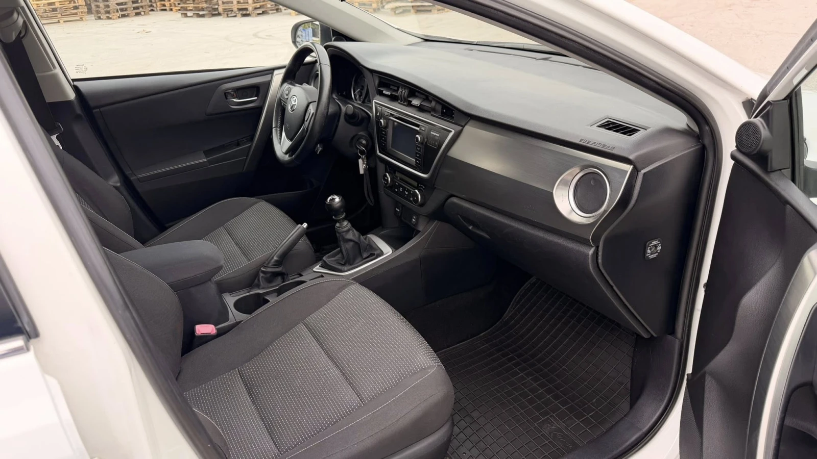 Toyota Auris 1.6 бензин ЕВРО5, снимка 13 - Автомобили и джипове - 54458829