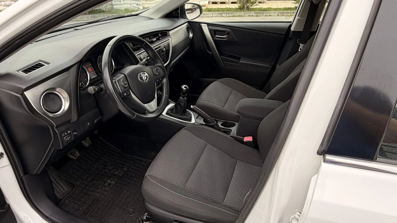 Toyota Auris 1.6 бензин ЕВРО5, снимка 11 - Автомобили и джипове - 54458829
