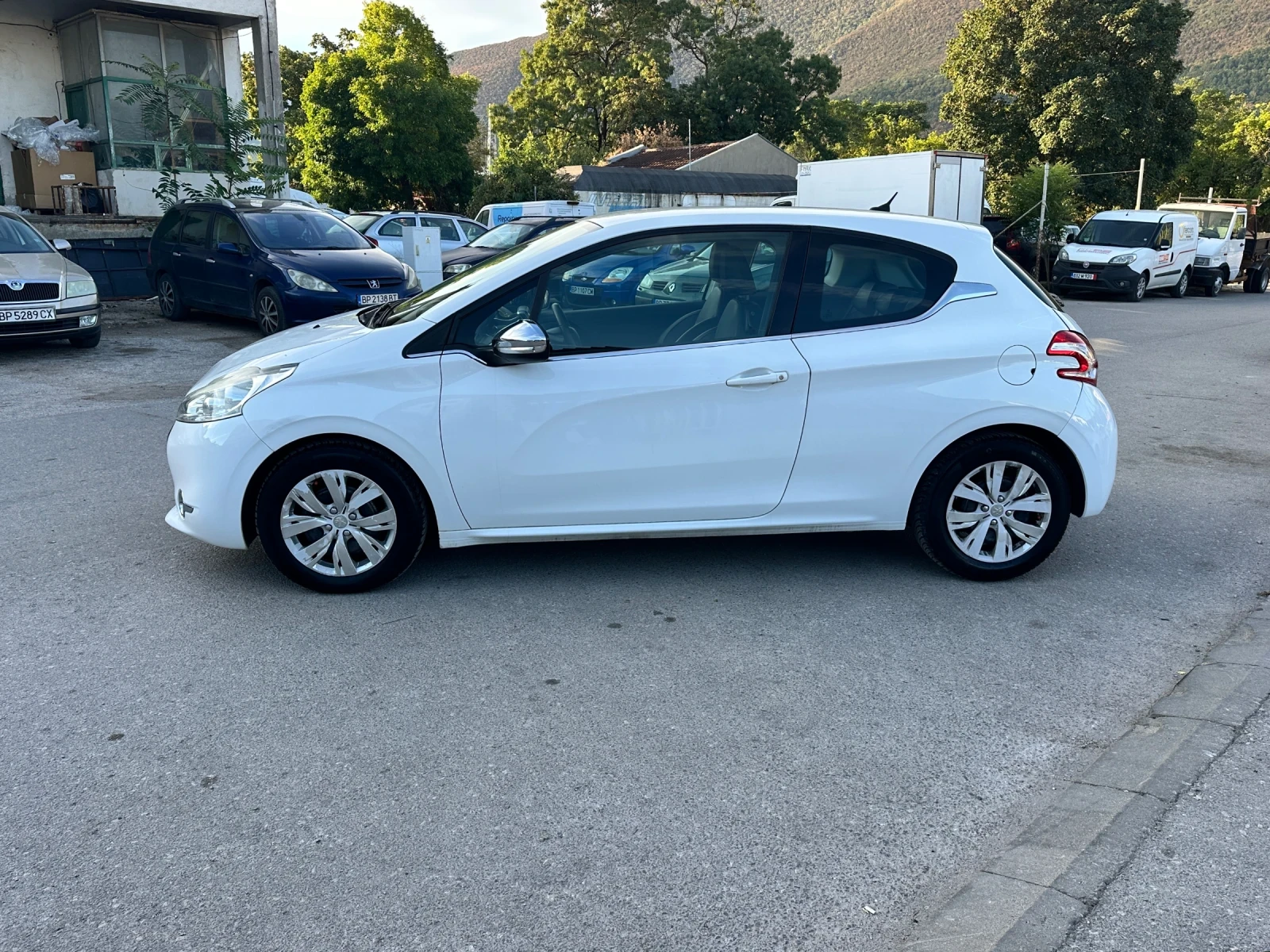 Peugeot 208 1.4eHDI - НАВИГАЦИЯ - РЕАЛНИ КИЛОМЕТРИ - УНИКАТ, снимка 8 - Автомобили и джипове - 56124856