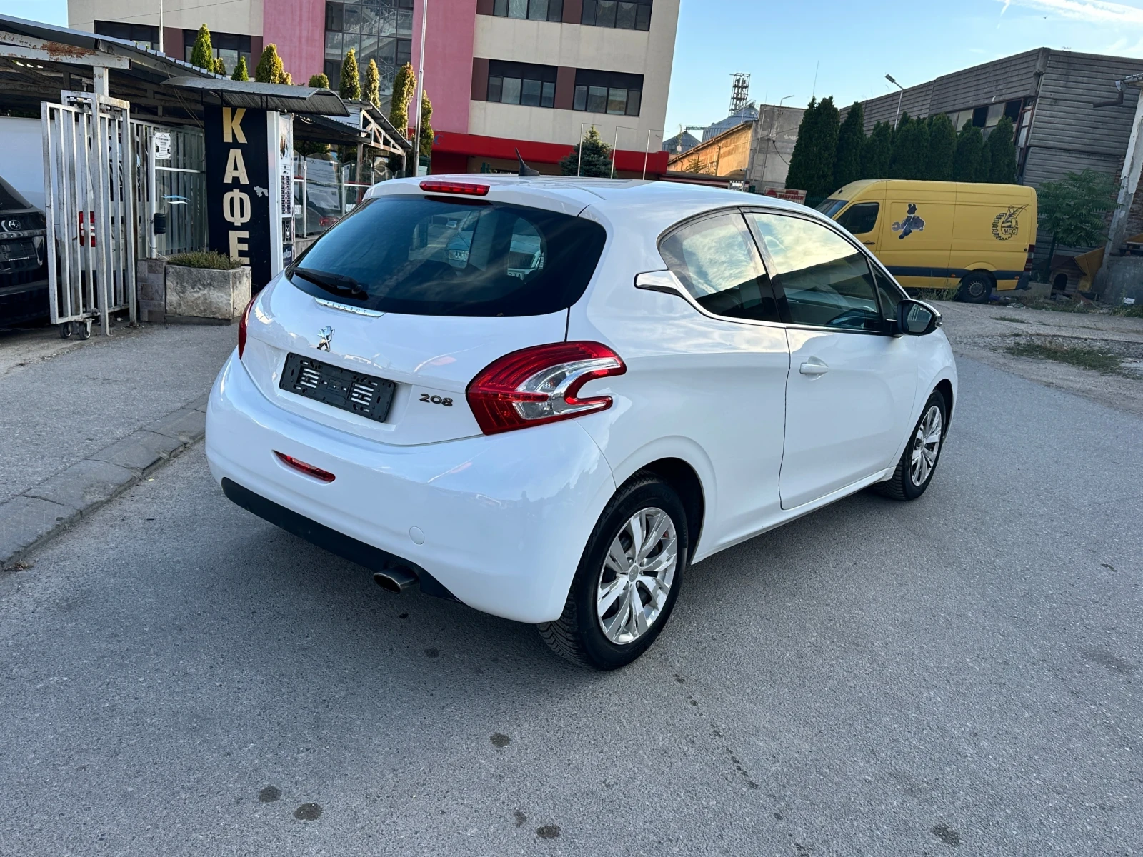 Peugeot 208 1.4eHDI - НАВИГАЦИЯ - РЕАЛНИ КИЛОМЕТРИ - УНИКАТ, снимка 5 - Автомобили и джипове - 56124856