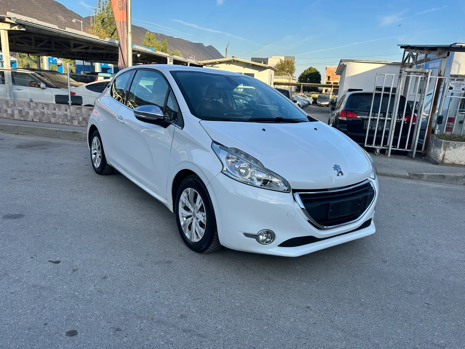 Peugeot 208 1.4eHDI - НАВИГАЦИЯ - РЕАЛНИ КИЛОМЕТРИ - УНИКАТ, снимка 3 - Автомобили и джипове - 56124856