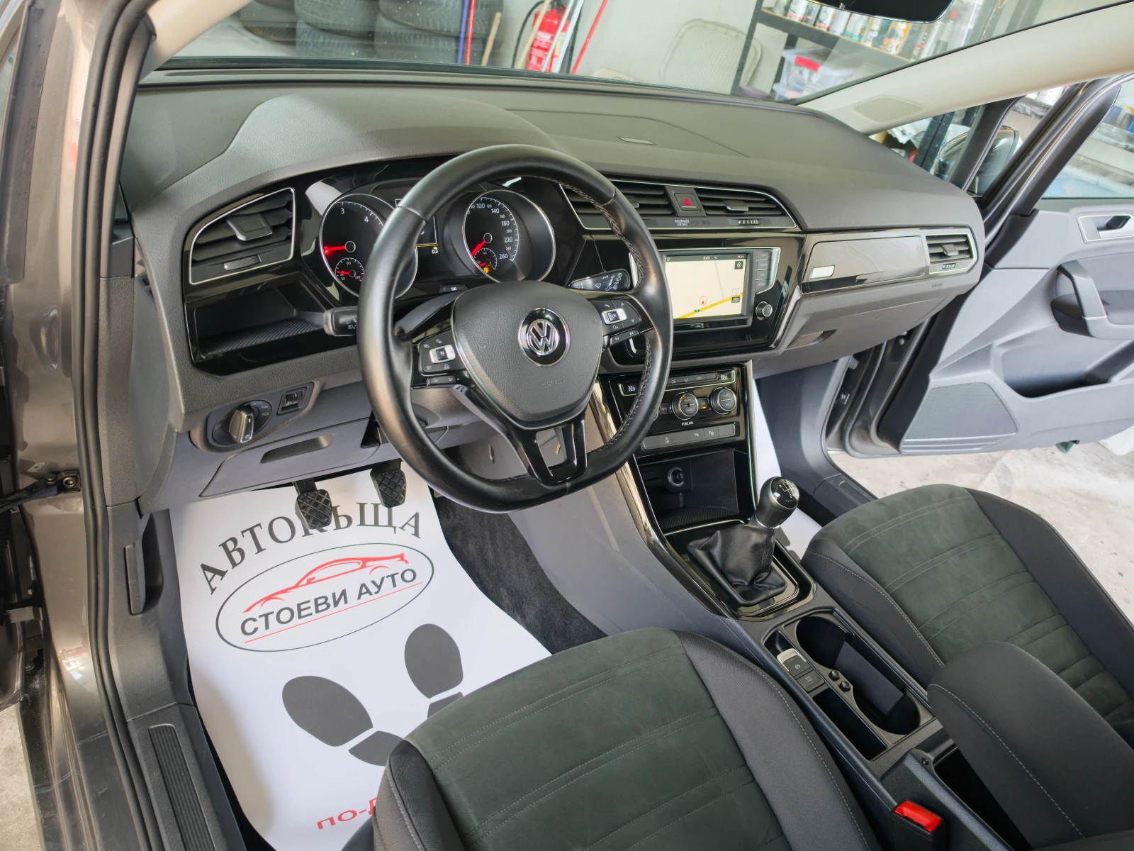 VW Touran 2.0* 150кс* 7места* Нави* , снимка 10 - Автомобили и джипове - 56285905