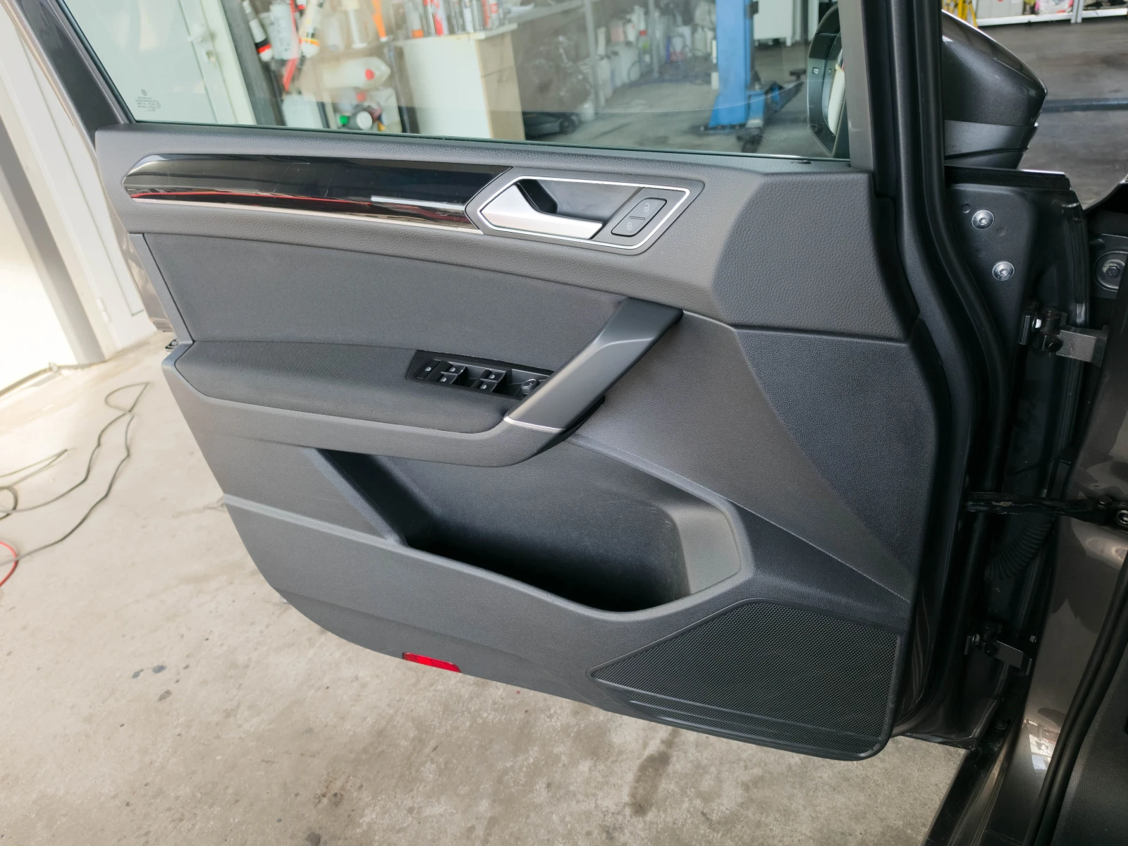 VW Touran 2.0* 150кс* 7места* Нави* , снимка 12 - Автомобили и джипове - 56285905