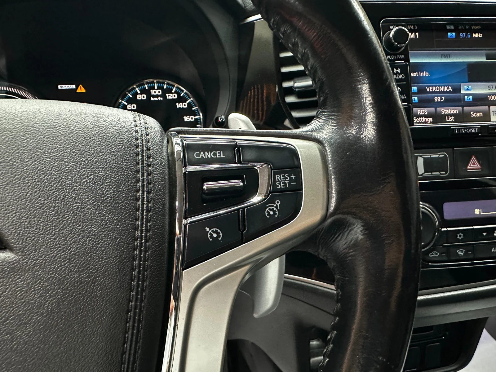 Mitsubishi Outlander 2.0 Hybrid 121 к.с. , снимка 15 - Автомобили и джипове - 55474437