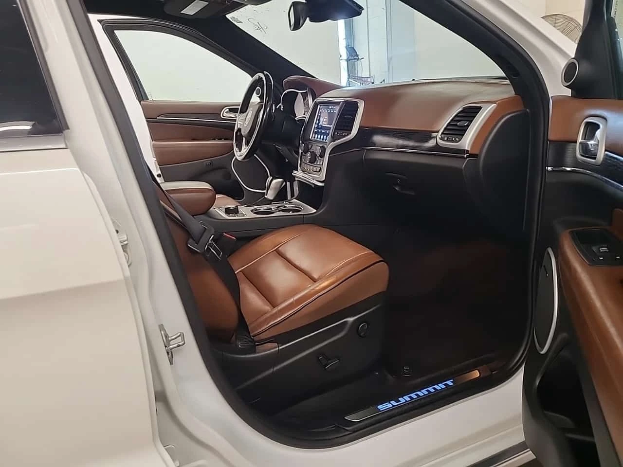 Jeep Grand cherokee * Summit 4x4 * CARFAX * ОПЦИЯ ЗА ФИНАНСИРАНЕ, снимка 16 - Автомобили и джипове - 55684257