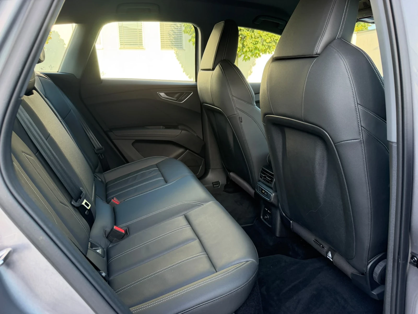 Audi Q4 E-tron 40 , кожа , Топ топ топ, снимка 12 - Автомобили и джипове - 55994650