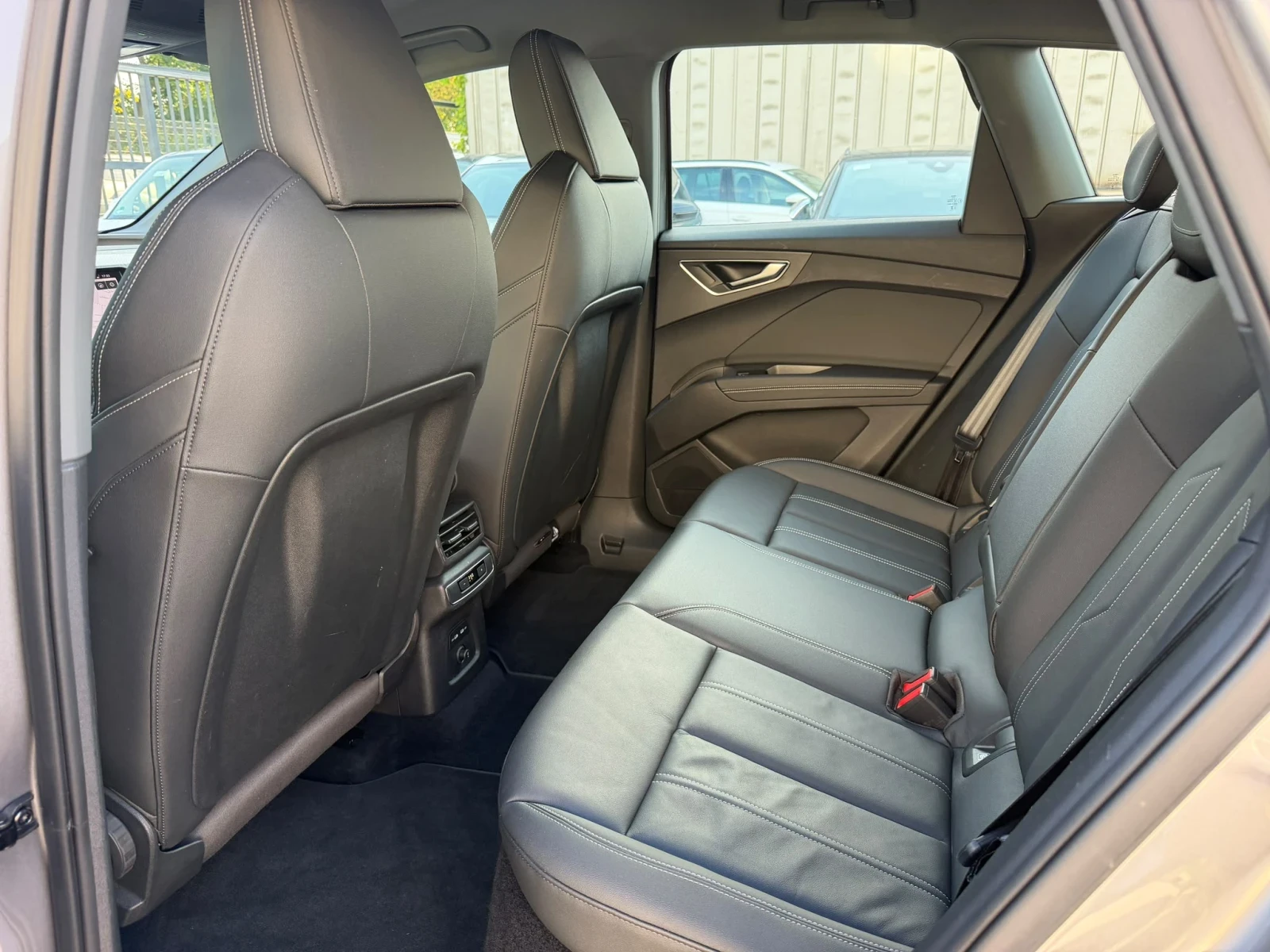 Audi Q4 E-tron 40 , кожа , Топ топ топ, снимка 15 - Автомобили и джипове - 55994650
