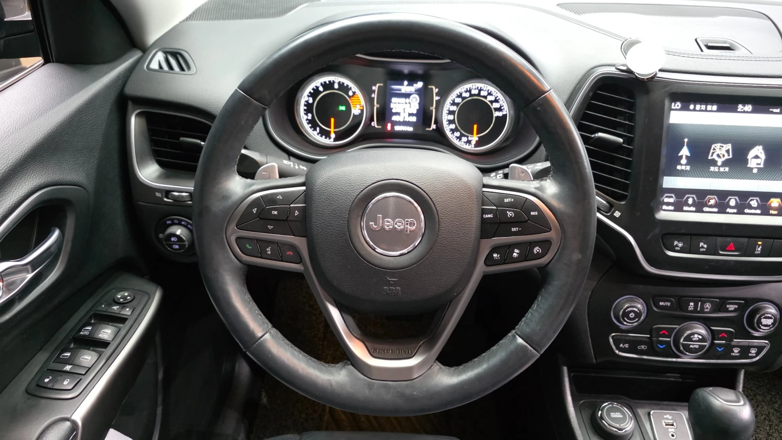 Jeep Cherokee 2.4 Longitude High AWD * DISTR * ПОДГРЕВ * КАМЕРА, снимка 12 - Автомобили и джипове - 56119250