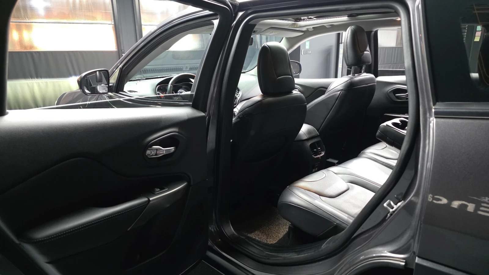 Jeep Cherokee 2.4 Longitude High AWD * DISTR * ПОДГРЕВ * КАМЕРА, снимка 9 - Автомобили и джипове - 56119250