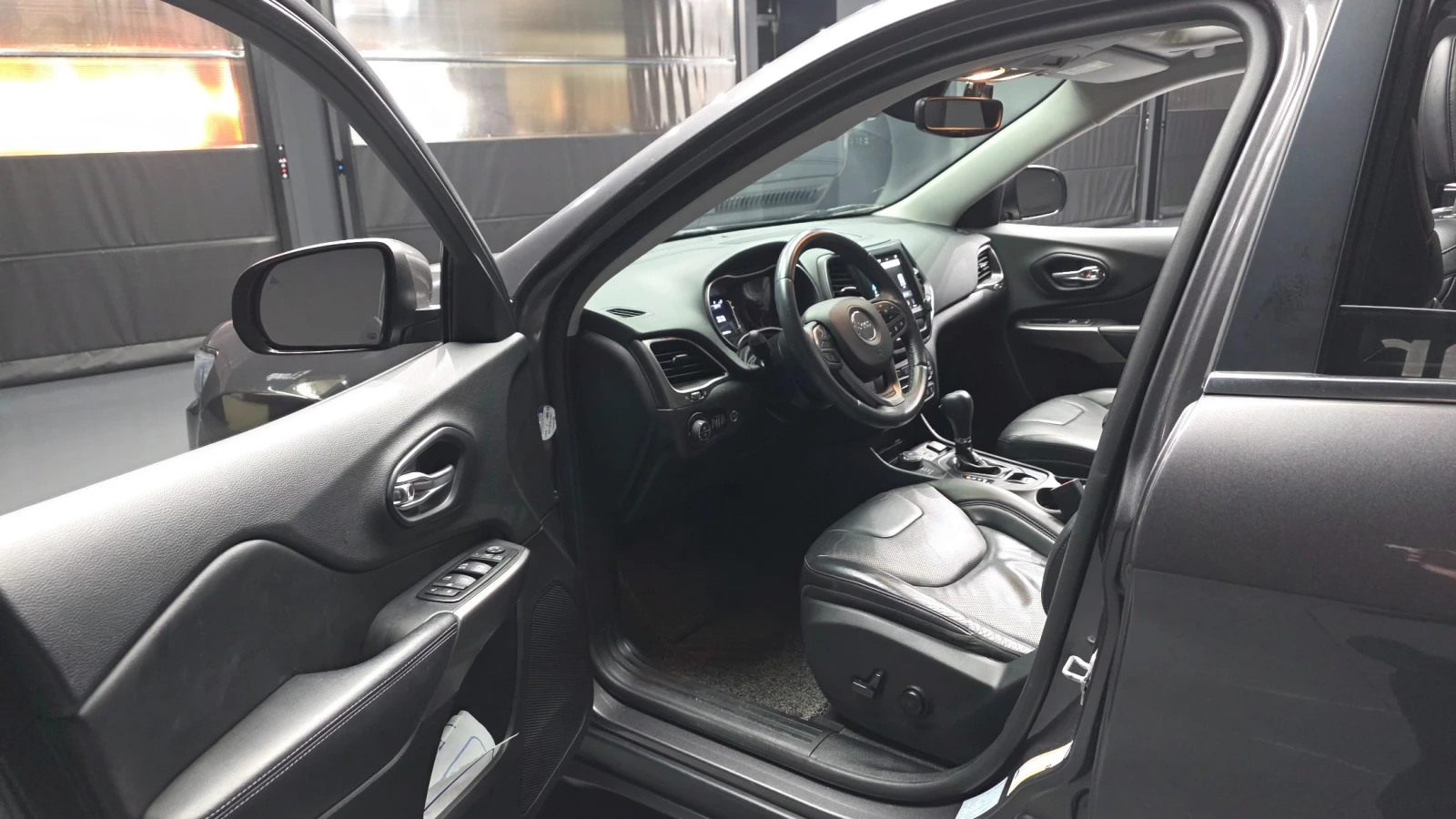 Jeep Cherokee 2.4 Longitude High AWD * DISTR * ПОДГРЕВ * КАМЕРА, снимка 8 - Автомобили и джипове - 56119250