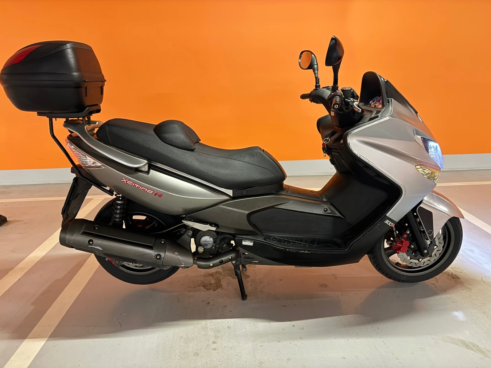 Kymco Xciting R300 18 880 реални км / Топ състояние / Куфар Givi, снимка 2 - Мотоциклети и мототехника - 55063732