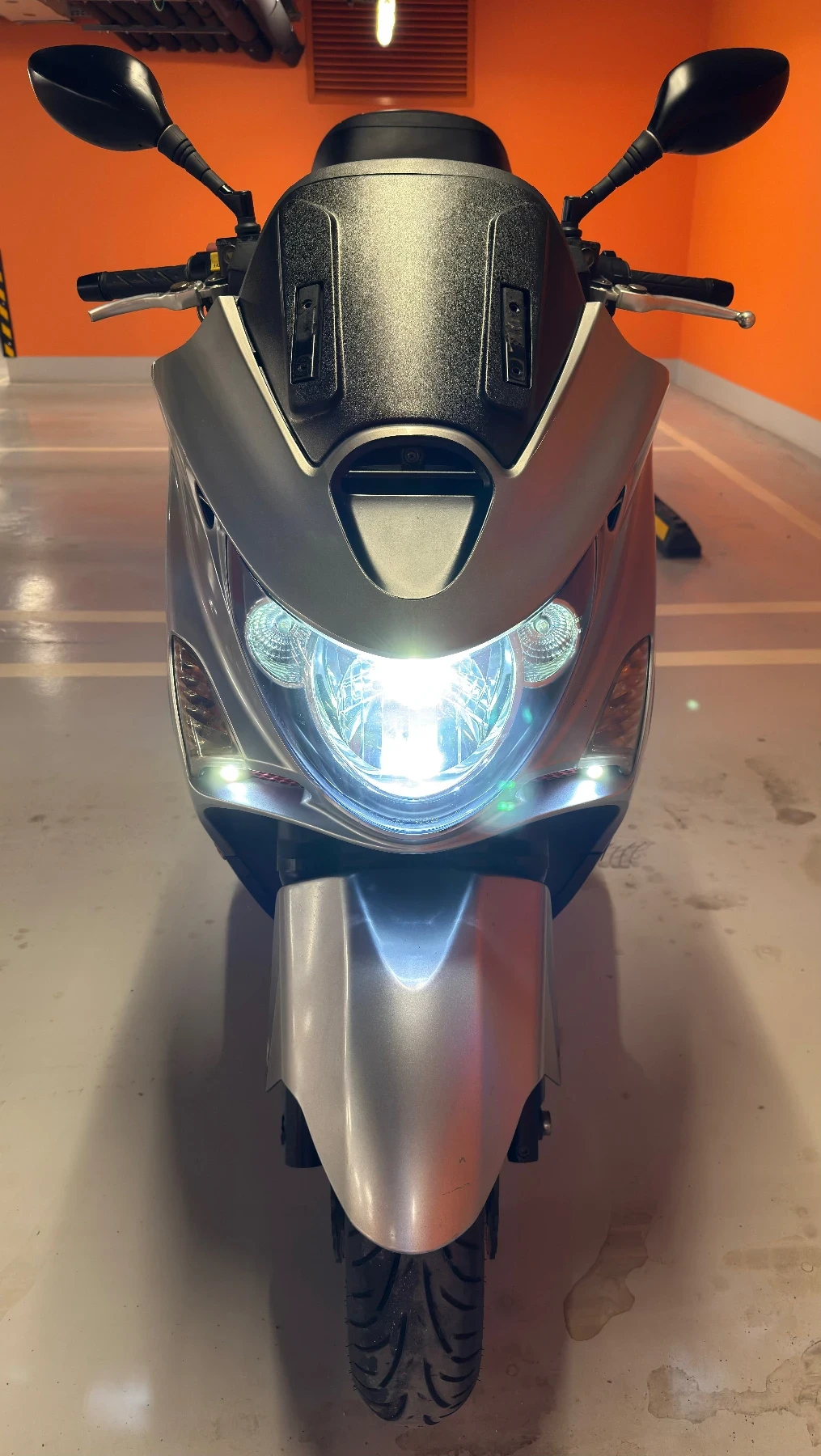 Kymco Xciting R300 18 880 реални км / Топ състояние / Куфар Givi, снимка 3 - Мотоциклети и мототехника - 55063732