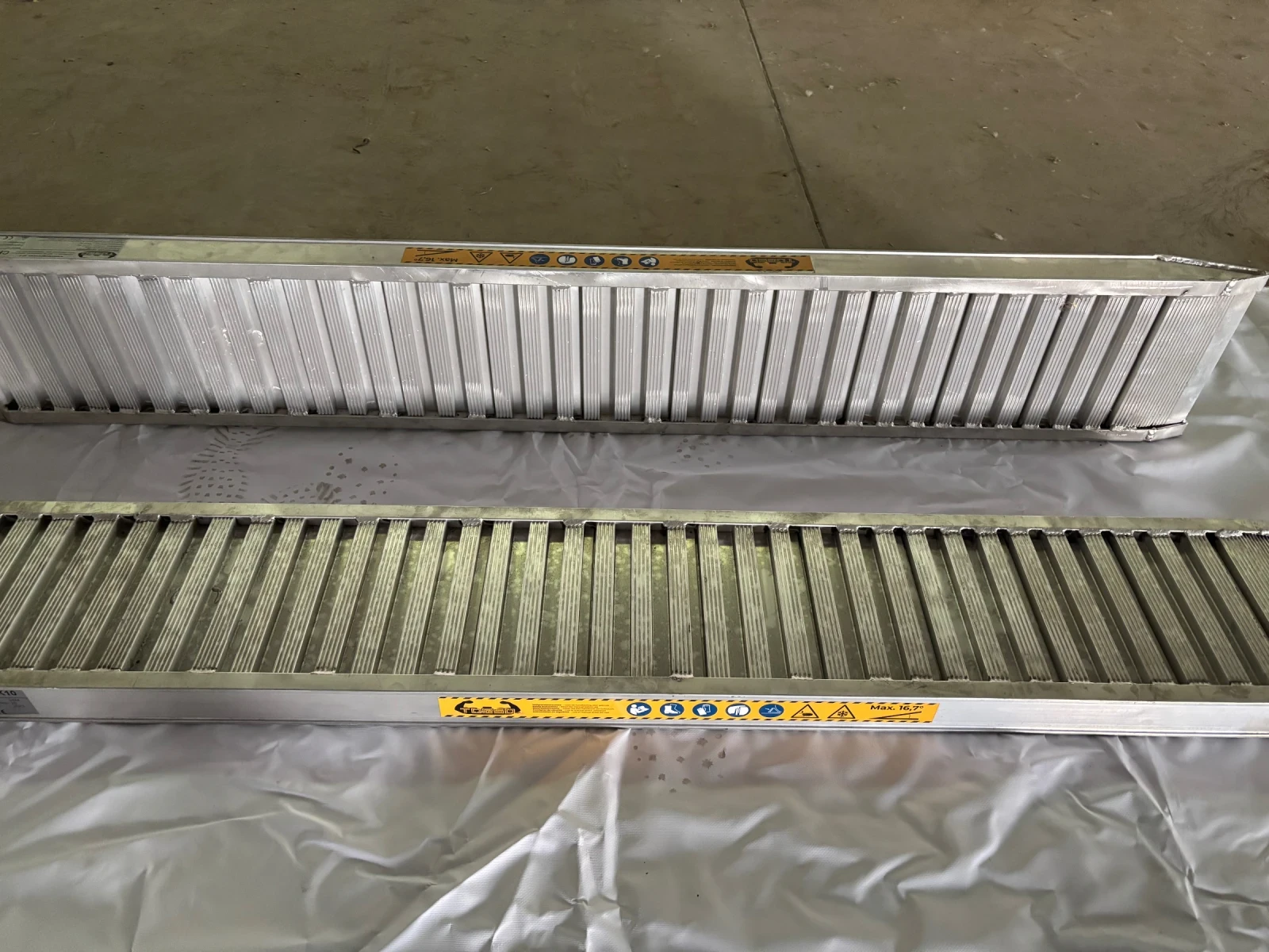 /          | Mobile.bg   12