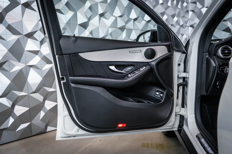 Mercedes-Benz GLC 200 4Matic Coupe* AMG* Camera, снимка 7 - Автомобили и джипове - 51692865