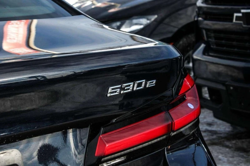 BMW 530E  * CARFAX * ФИКСИРАНА ЦЕНА ДО СОФИЯ, снимка 10 - Автомобили и джипове - 53467200