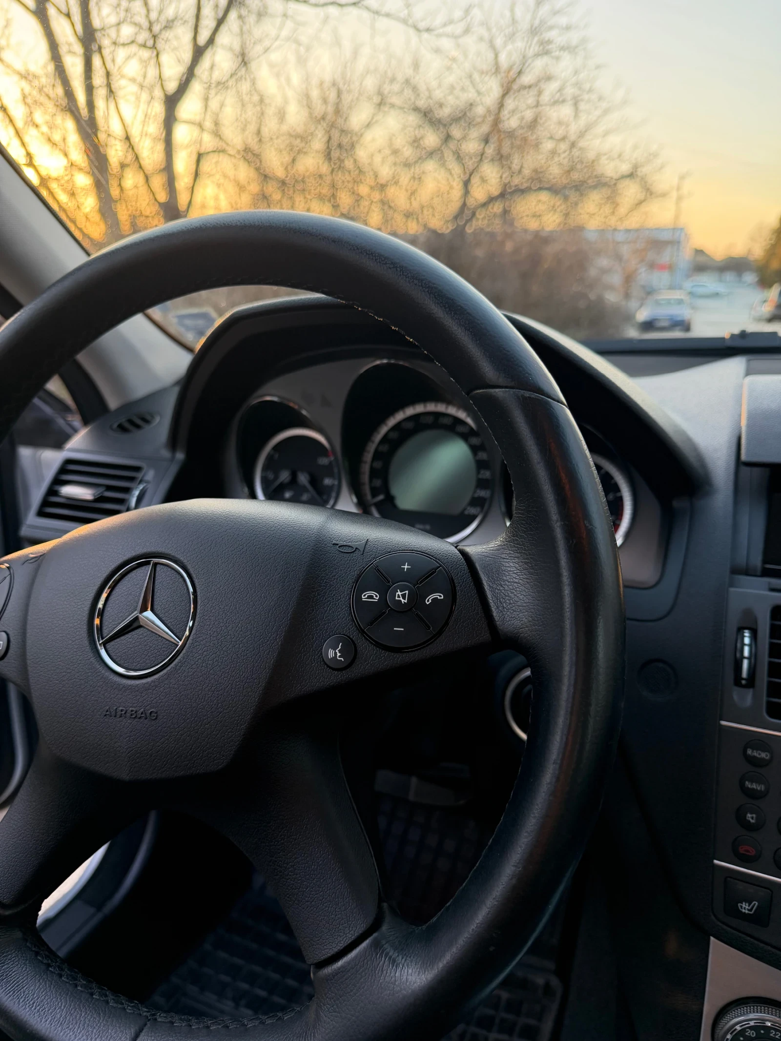 Mercedes-Benz C 180 CGI, снимка 10 - Автомобили и джипове - 53918667