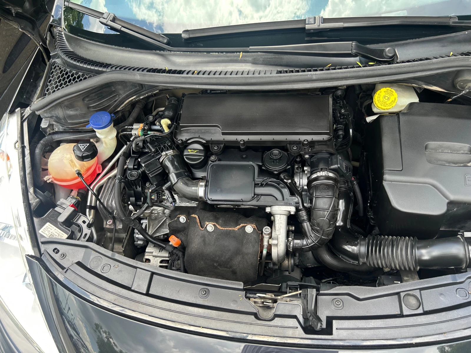 Peugeot 207 1.4 HDi, снимка 13 - Автомобили и джипове - 54704721