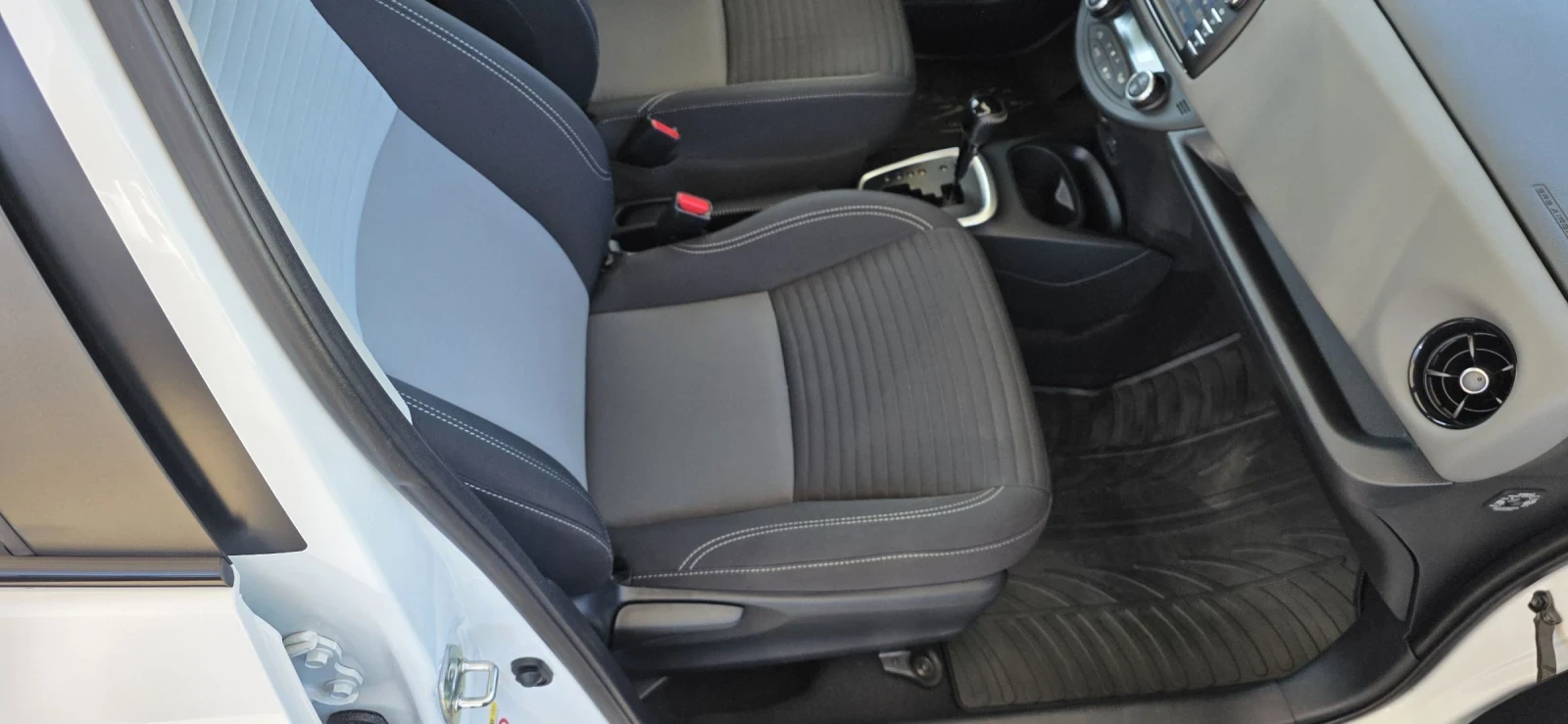 Toyota Yaris 1.5 HYBRID-FULL* IT, снимка 10 - Автомобили и джипове - 55470633