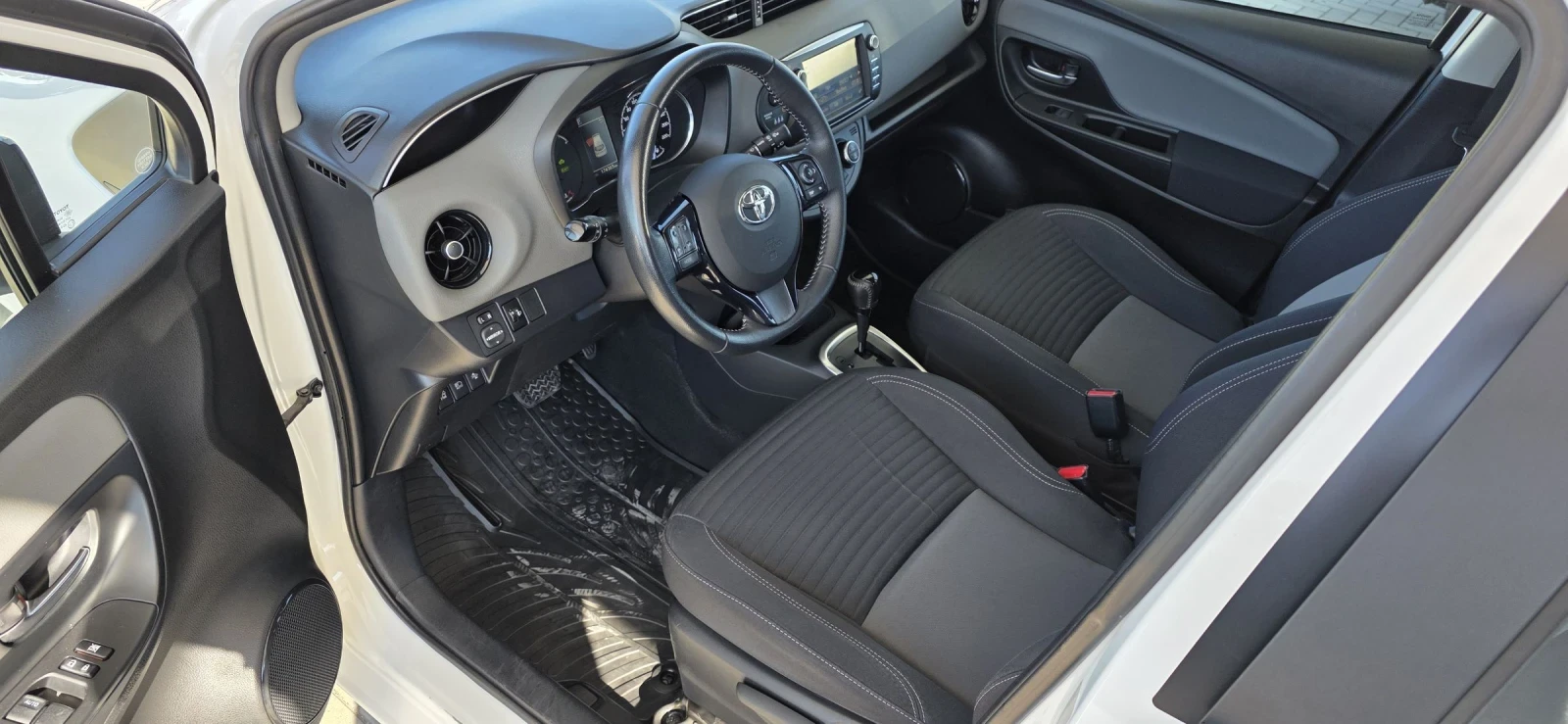 Toyota Yaris 1.5 HYBRID-FULL* IT, снимка 11 - Автомобили и джипове - 55470633