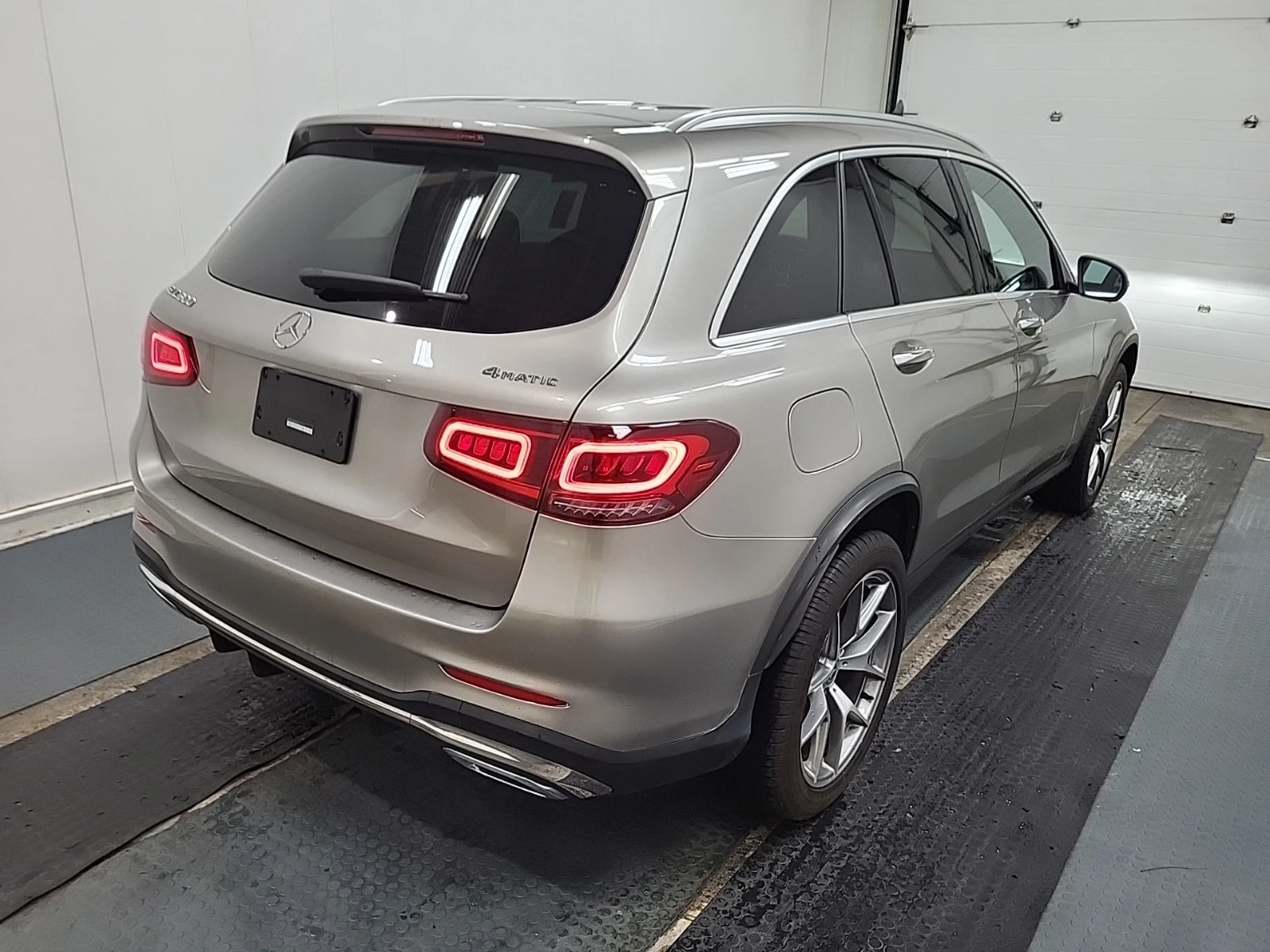 Mercedes-Benz GLC 300 * AMG Line * CARFAX * Без инциденти * , снимка 3 - Автомобили и джипове - 55841560