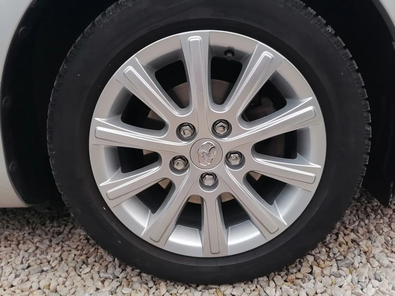 Toyota Auris 1.4 D4D, снимка 17 - Автомобили и джипове - 52666774