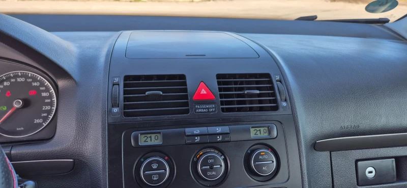 VW Touran Cross 2.0 tdi, снимка 11 - Автомобили и джипове - 52795196