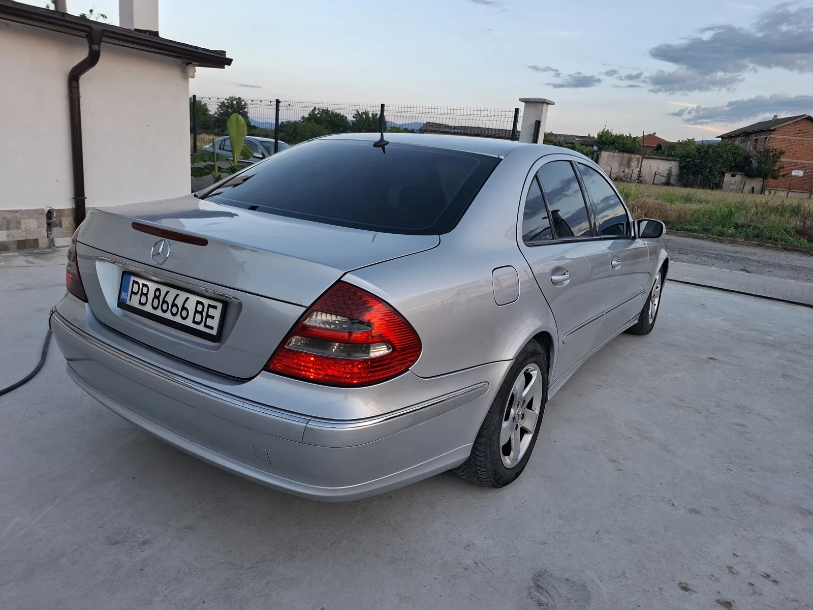 Mercedes-Benz E 220, снимка 4 - Автомобили и джипове - 54884155