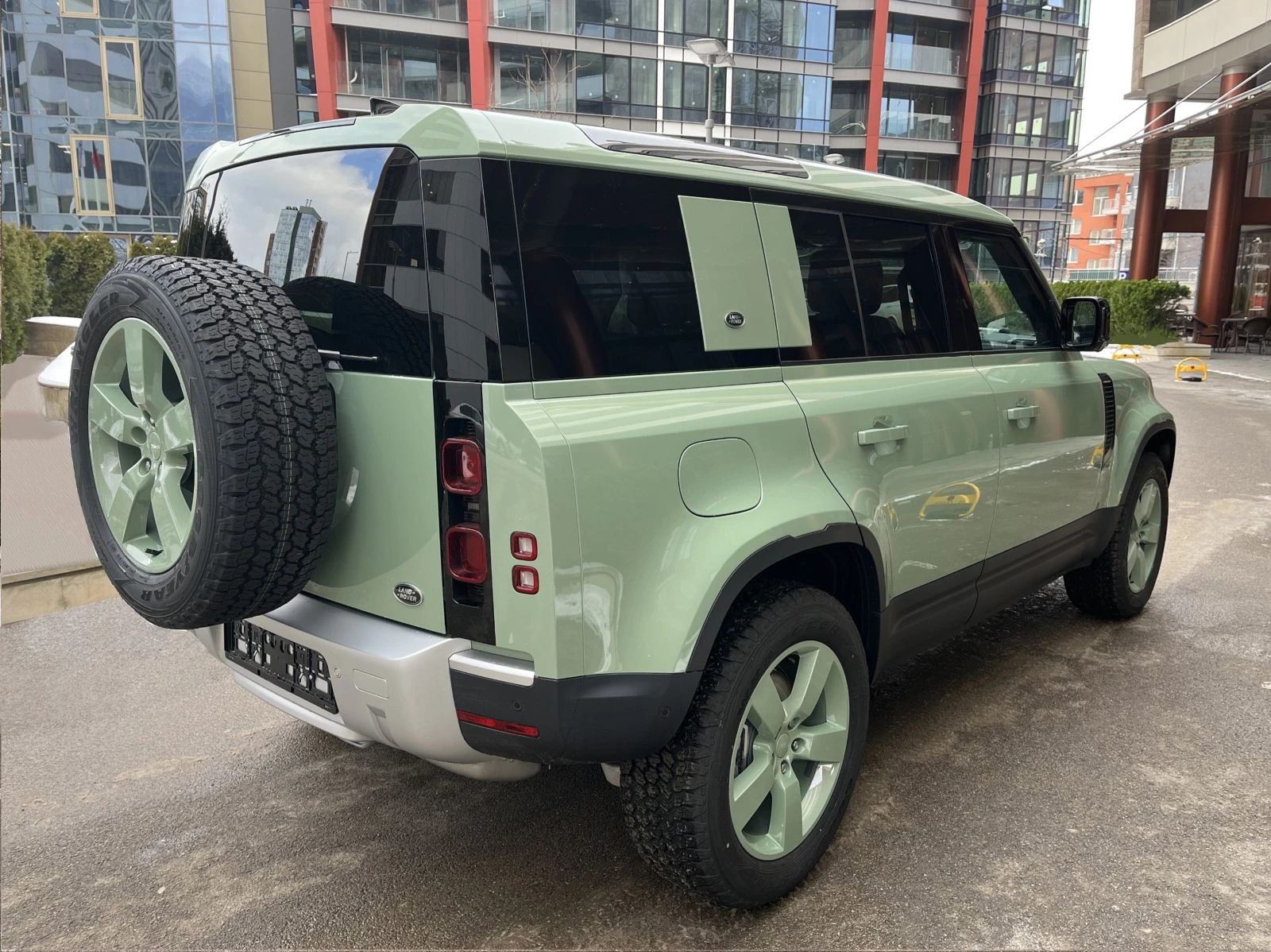 Land Rover Defender 75TH LIMITED EDITION 110 D300 - изображение 4