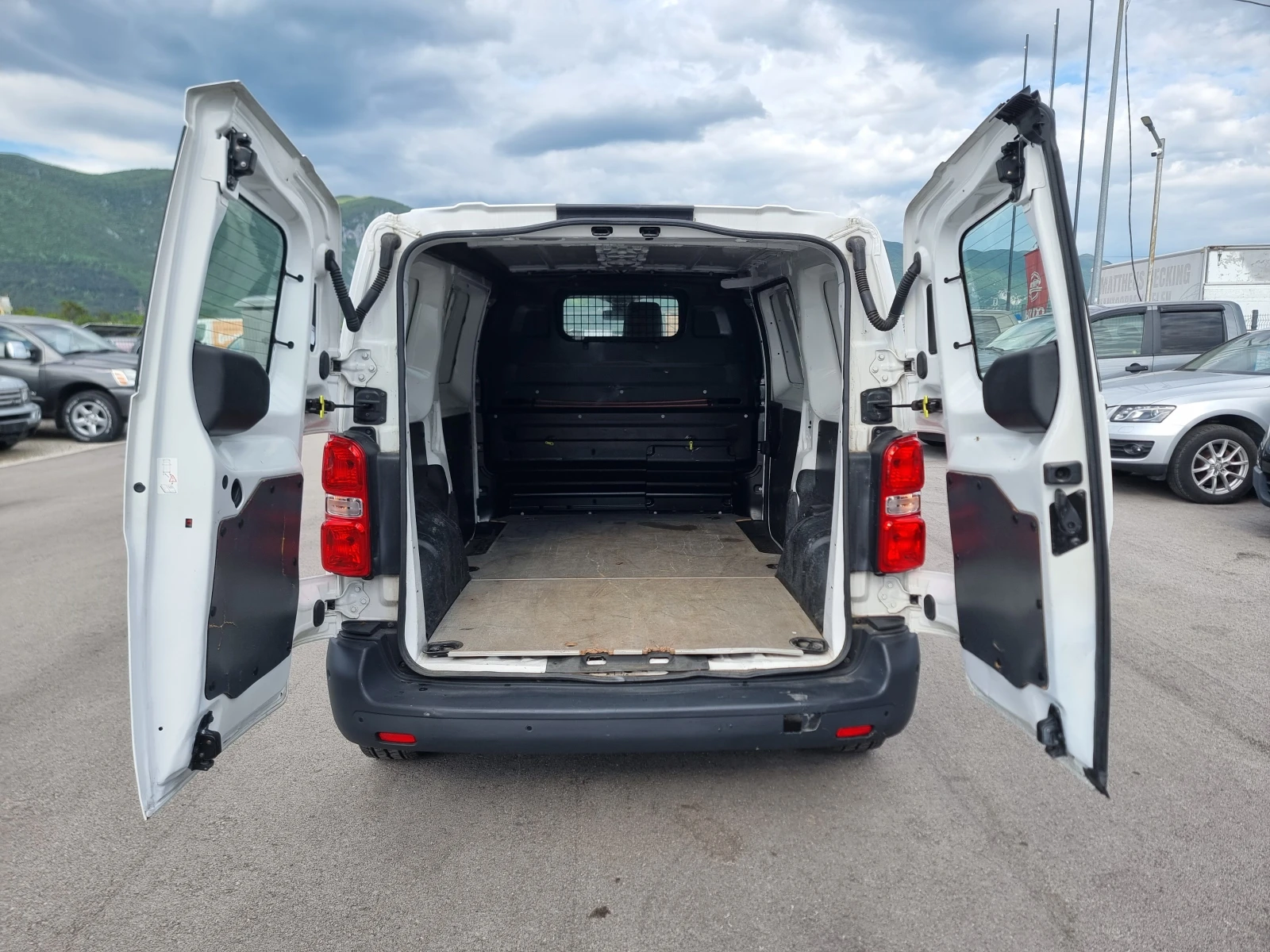 Toyota Proace 1.5TDI, снимка 12 - Бусове и автобуси - 54565528