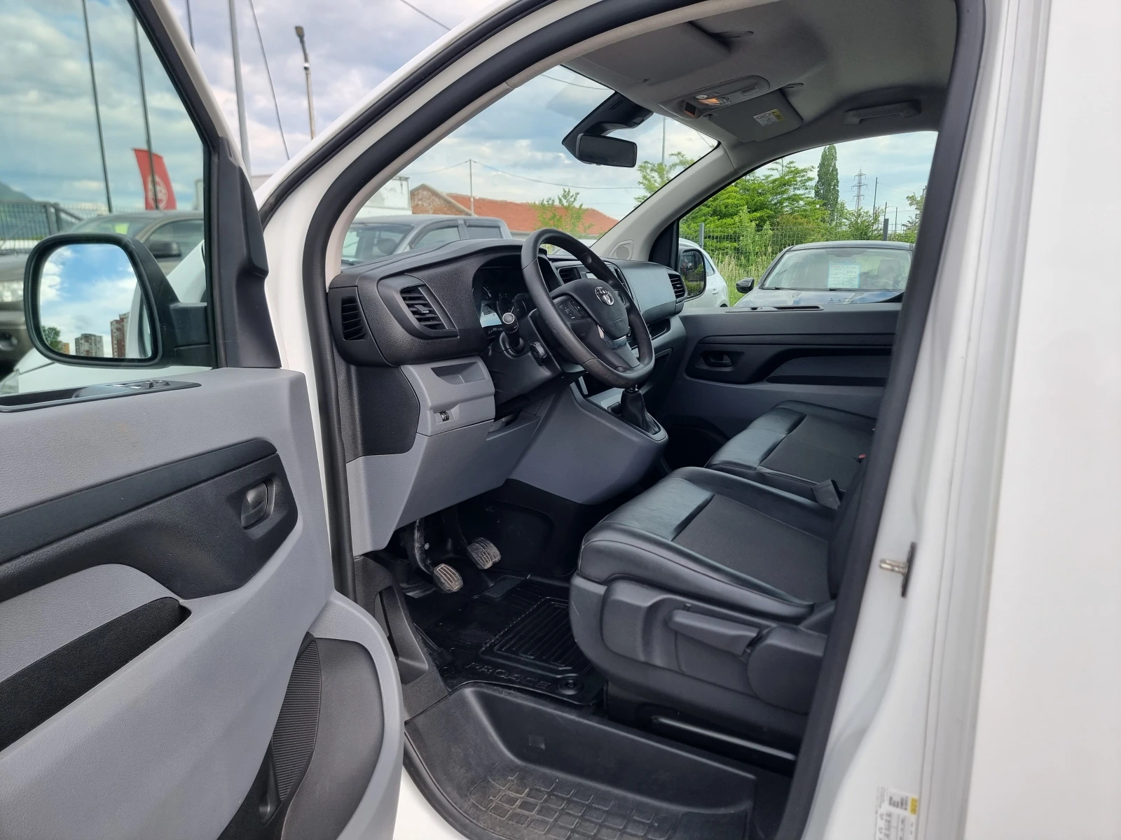 Toyota Proace 1.5TDI, снимка 10 - Бусове и автобуси - 54565528