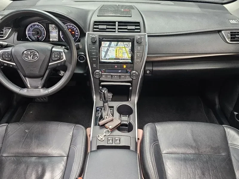 Toyota Camry XLE 2.5 Бензин, снимка 3 - Автомобили и джипове - 56220165