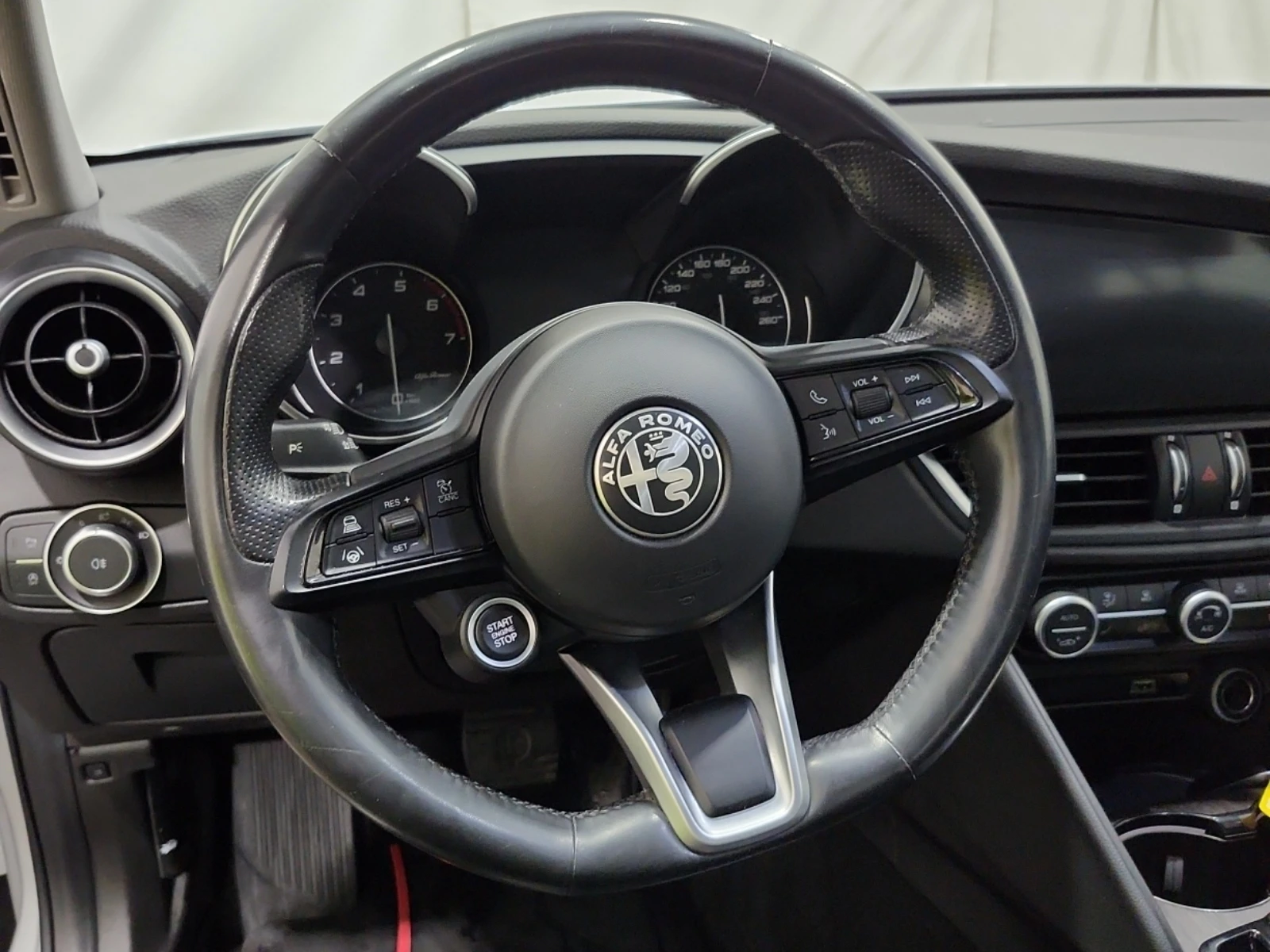 Alfa Romeo Giulia Ti Q4 280кс * Възможност за Лизинг* , снимка 11 - Автомобили и джипове - 53775457