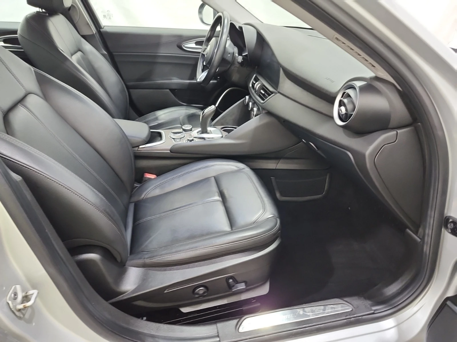 Alfa Romeo Giulia Ti Q4 280кс * Възможност за Лизинг* , снимка 8 - Автомобили и джипове - 53775457