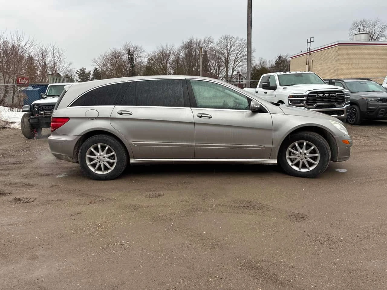 Mercedes-Benz R 500 5.0L 4MATIC * ПОДГРЕВИ* ПАНОРАМА* КАМЕРА* , снимка 4 - Автомобили и джипове - 53991075
