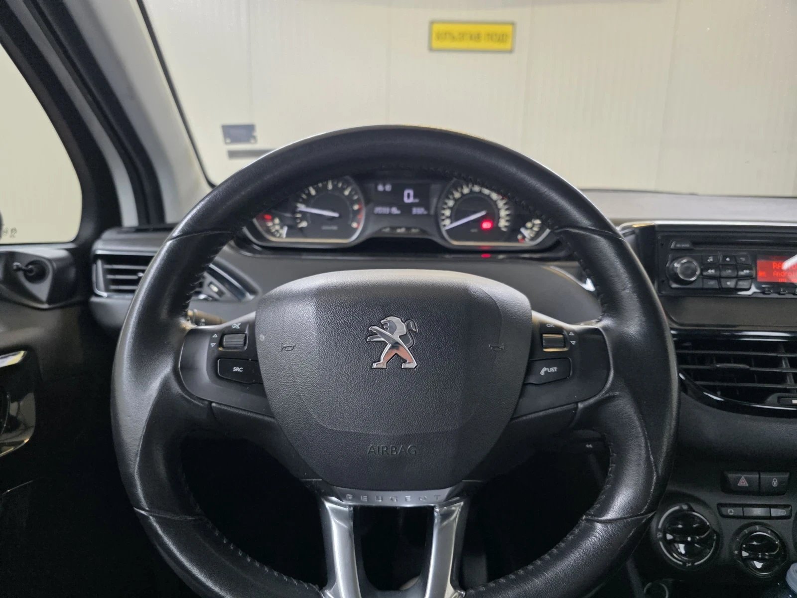 Peugeot 208 1.6HDI, снимка 8 - Автомобили и джипове - 54001419