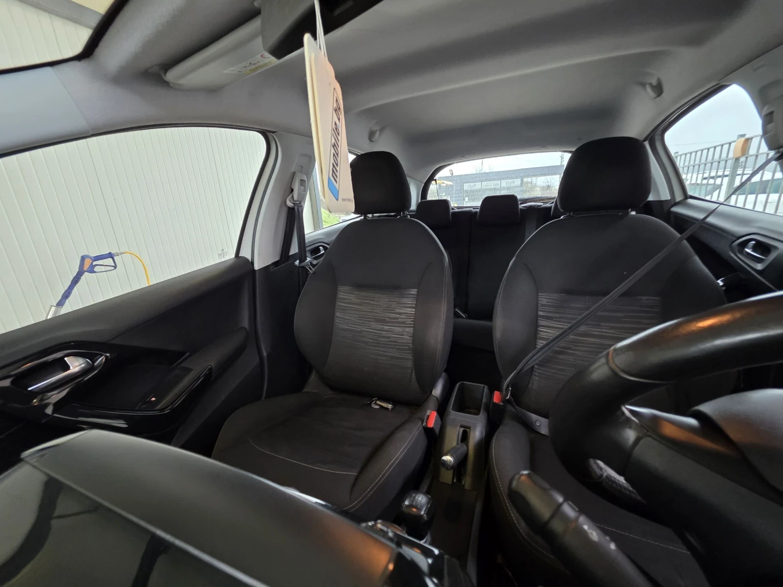 Peugeot 208 1.6HDI, снимка 11 - Автомобили и джипове - 54001419