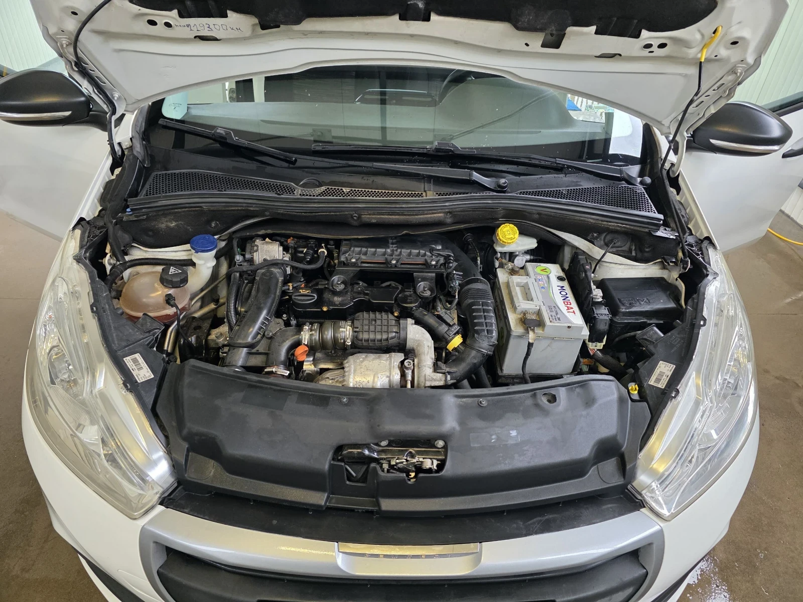 Peugeot 208 1.6HDI, снимка 13 - Автомобили и джипове - 54001419