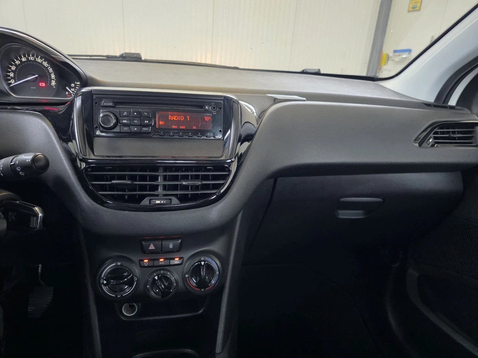 Peugeot 208 1.6HDI, снимка 10 - Автомобили и джипове - 54001419